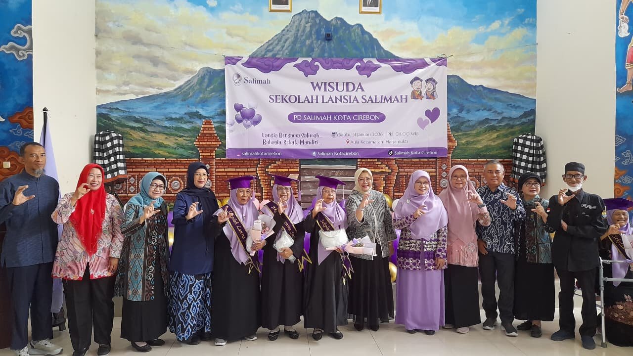 Wisuda Sekolah Lansia Salimah, Gotong Royong dan Kepedulian Lingkungan Jadi Kunci